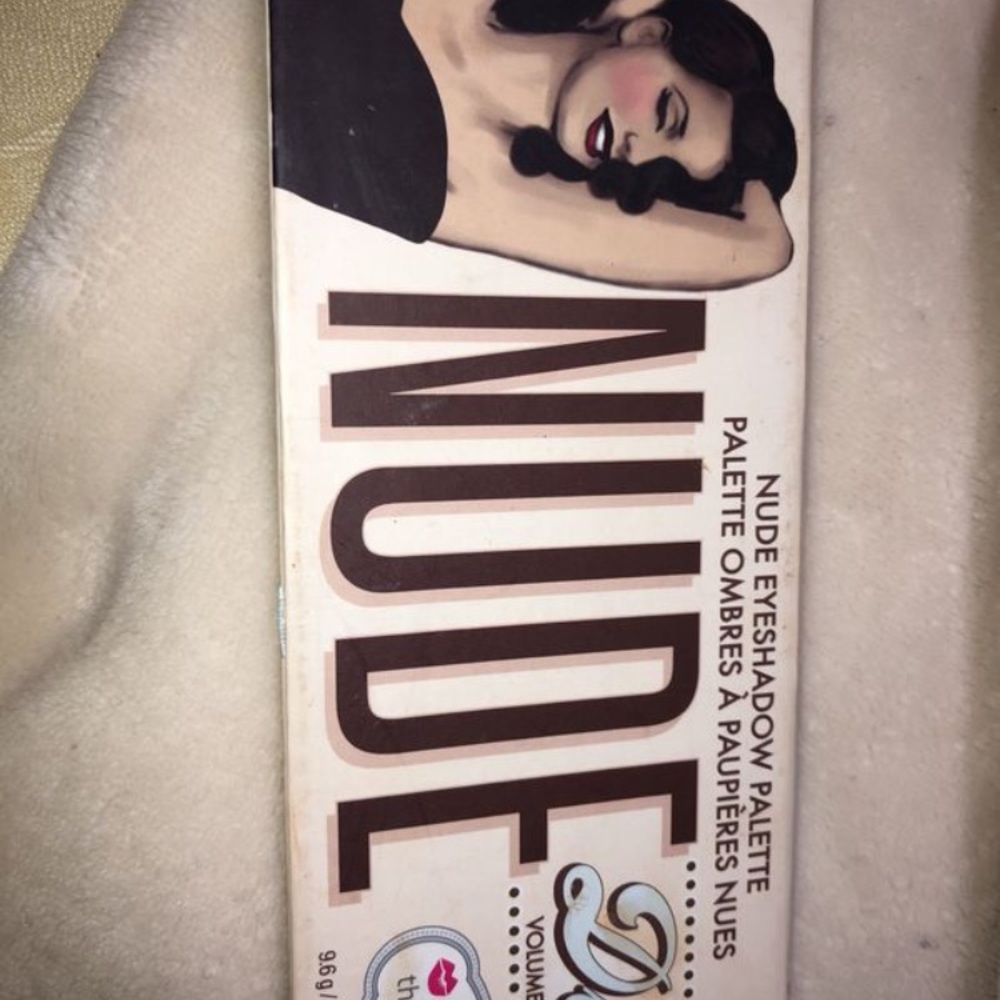 Nude eyeshadow pallet by the balm